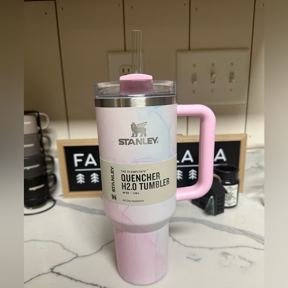 Gorgeous NWT Stanley 40oz Flowstate H20 Tumbler
Watercolor in Tulle (Pink) - Picture 6 of 11